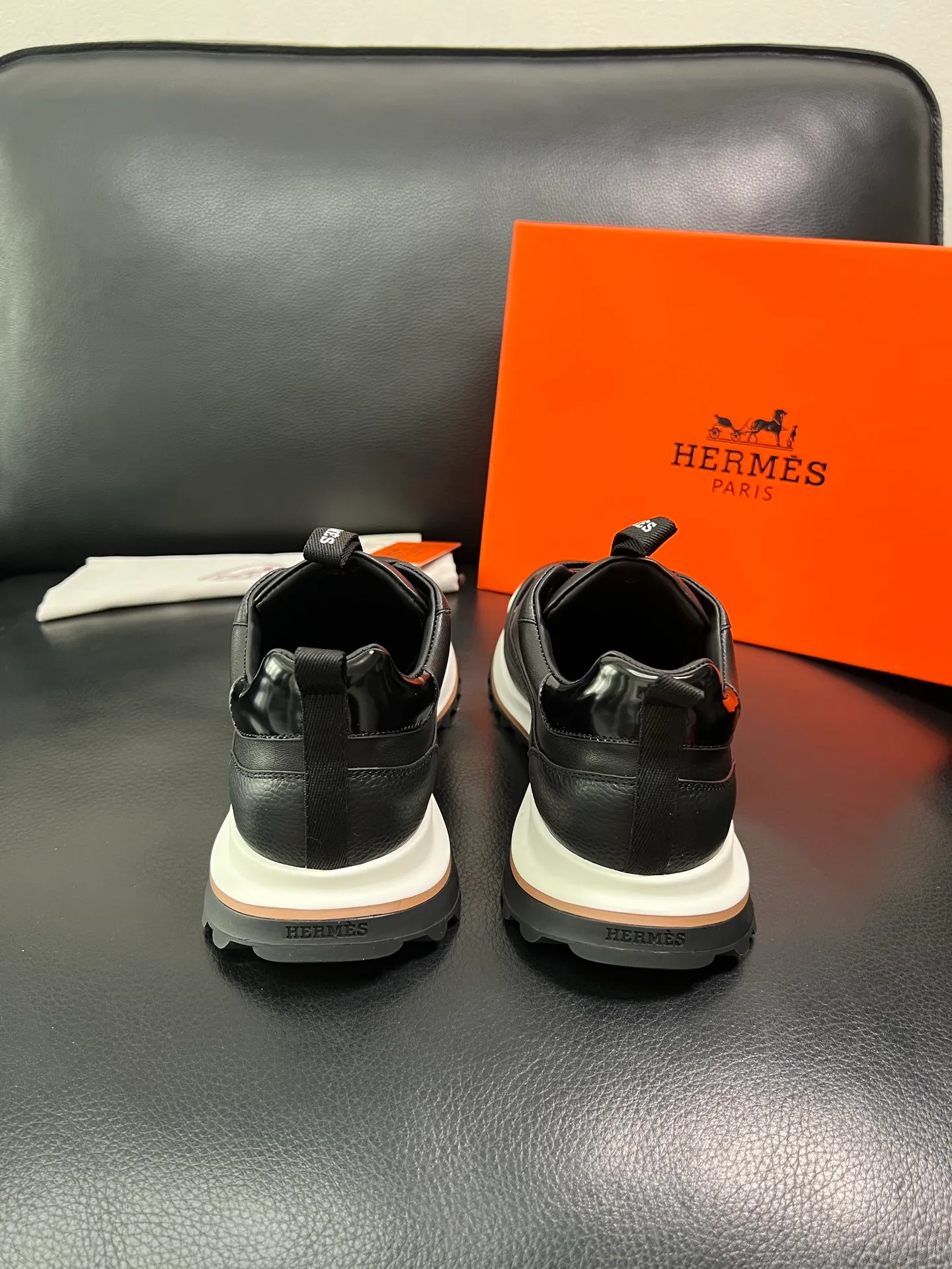Men's shoes 💰800 Hermes top purchasing Hermes counters are on sale simultaneously with original factory configuration, original cowhide fabrics imported from Italy, high-quality splicing technology, fully imported water-dyed cowhide linings, soles: original soles specially provided by the factory are super comfortable, the original factory follows the order and high quality, you can enter and exit the counter at will, welcome to compare at the counter, code number 39-44 (customized 38 45) 85863